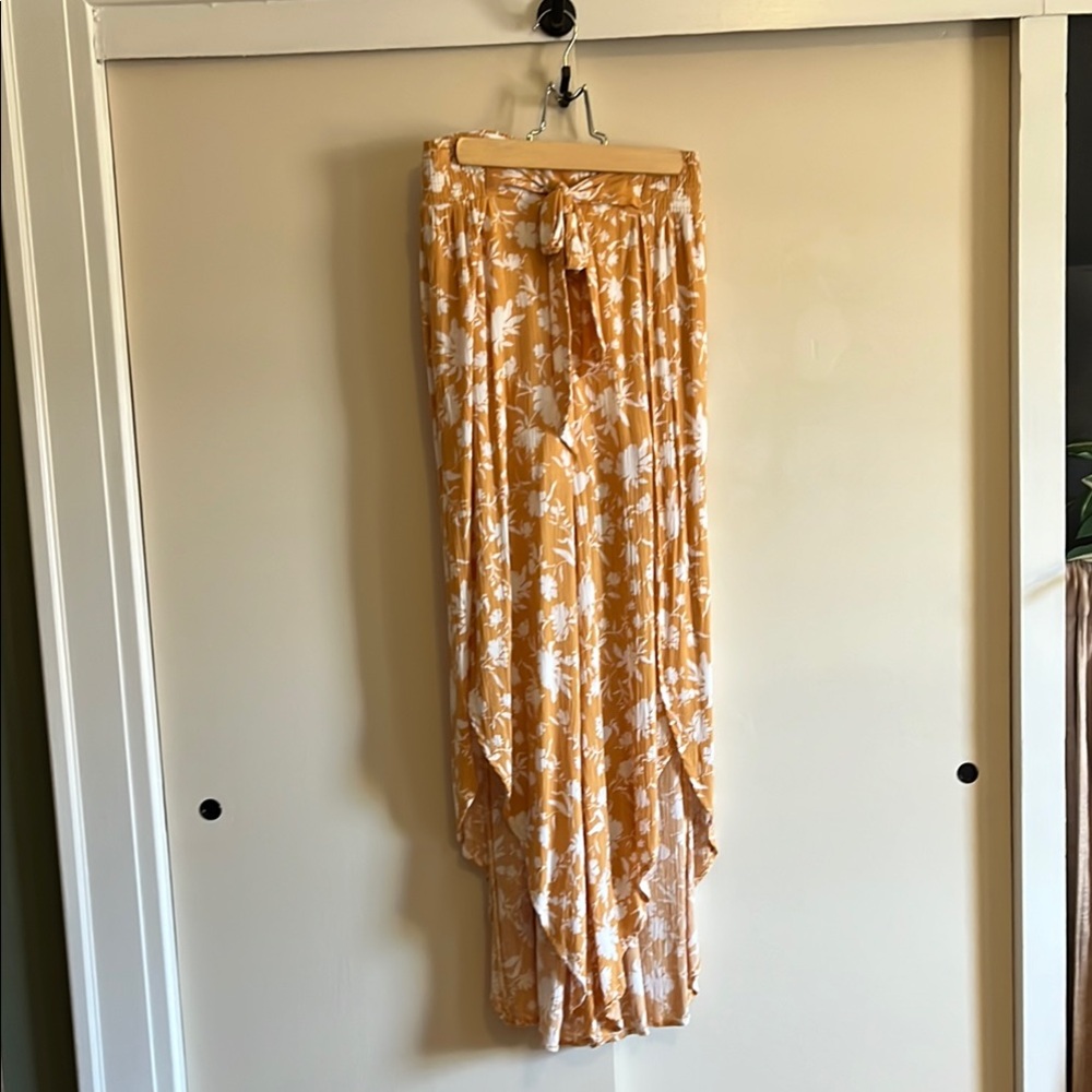 Lulu's Wide Leg Pants in Mustard Floral